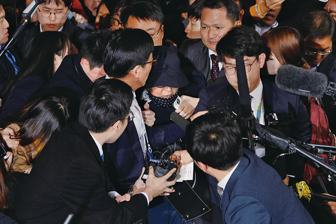 南韓總統朴槿惠「親信門」干政案中的關鍵人物崔順實（蒙面者）。（Getty Images）