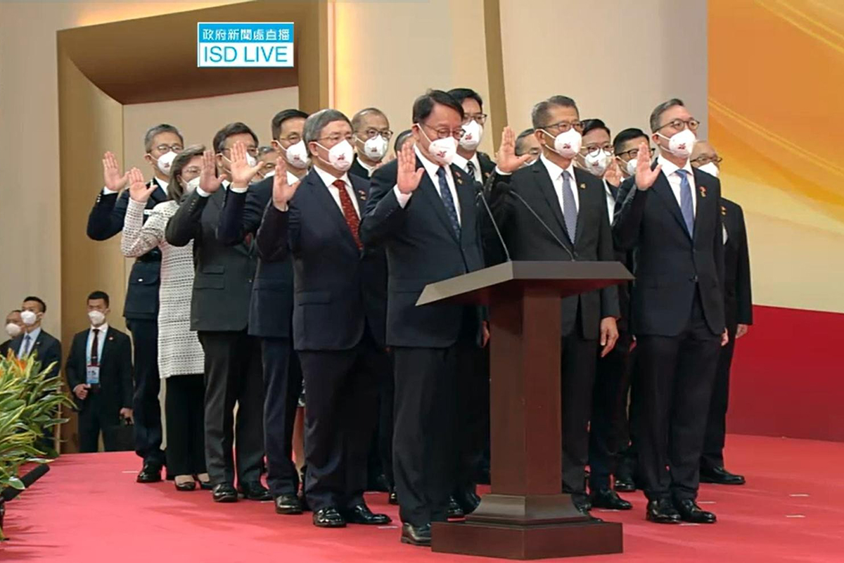 第六屆政府司局長及行政會議成員在政務司司長陳國基帶領下上台宣誓。（政府新聞處直播）