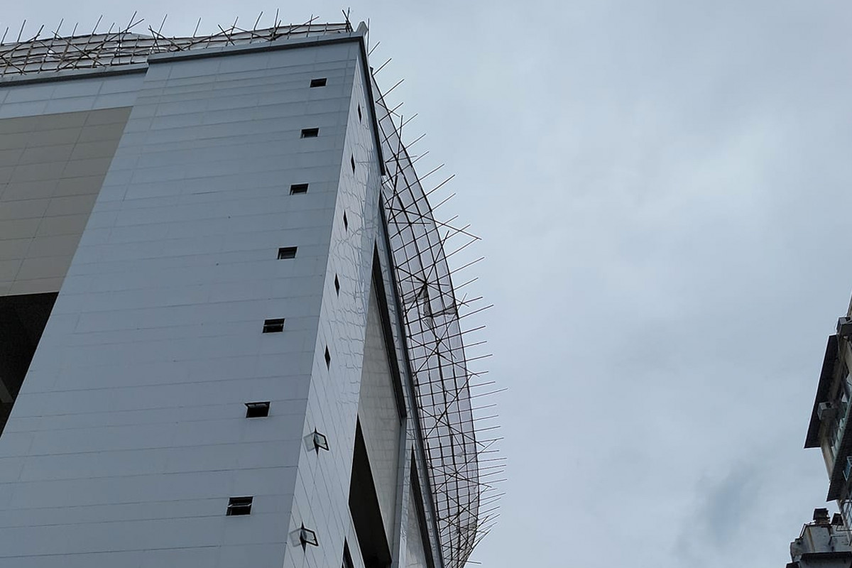 深水埗北河街市政大廈的頂層有棚架疑因強風吹襲搖搖欲墜。（香港突發事故報料區Facebook圖片）
