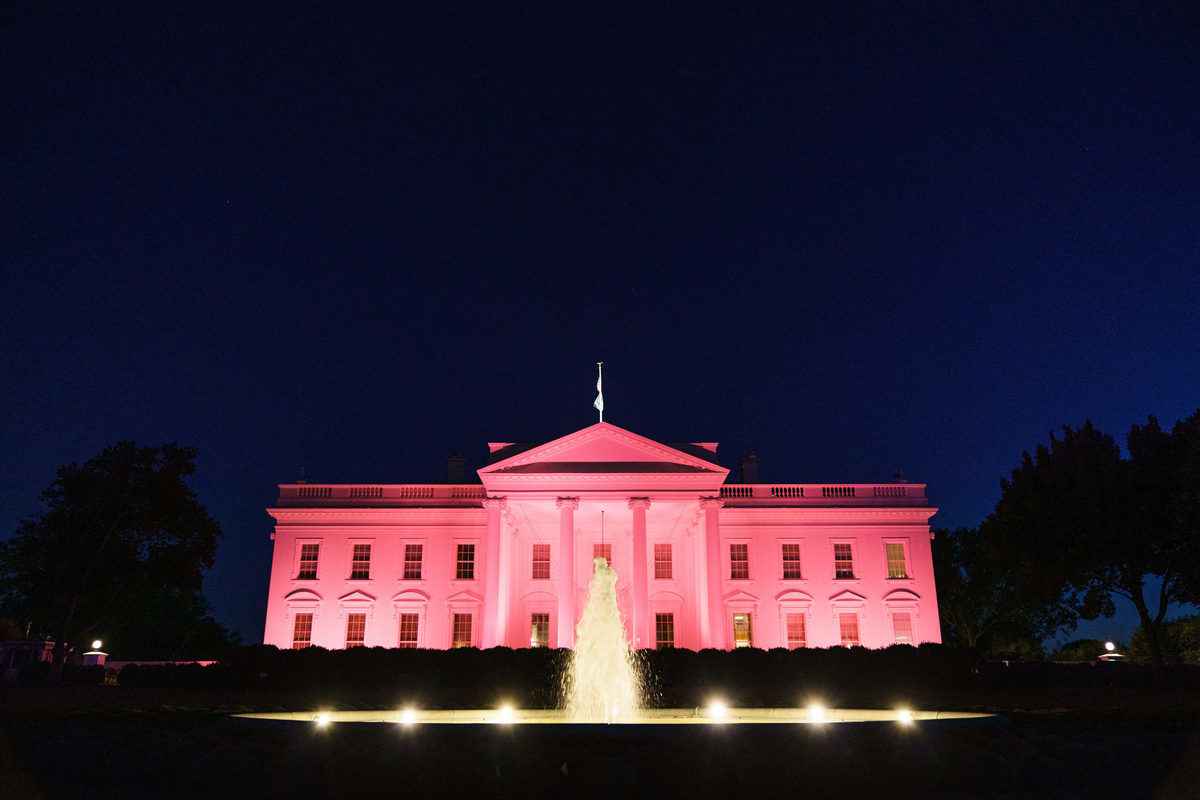 2021年10月1日在華盛頓特區舉行的乳腺癌宣傳月，白宮點亮粉紅色的燈。（MANDEL NGAN / AFP）