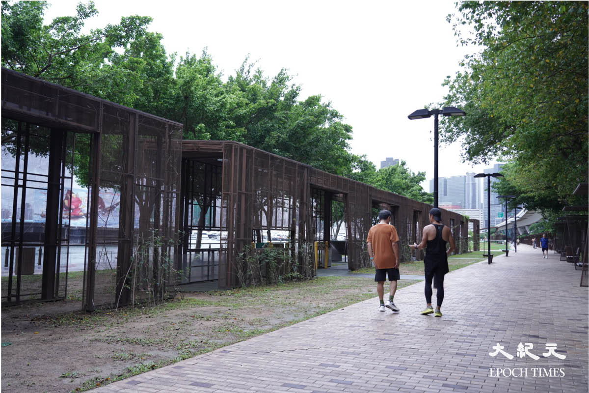 今日（7月2日）早上7時，有市民在觀塘海濱公園晨練及追風。（余鋼／大紀元）