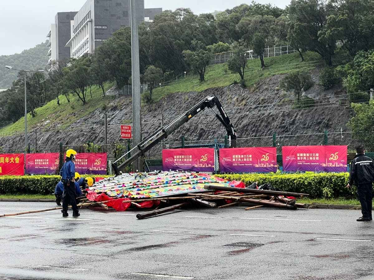 2022年7月2日，香港中文大學附近倒塌的花牌。（陳仲明/大紀元）