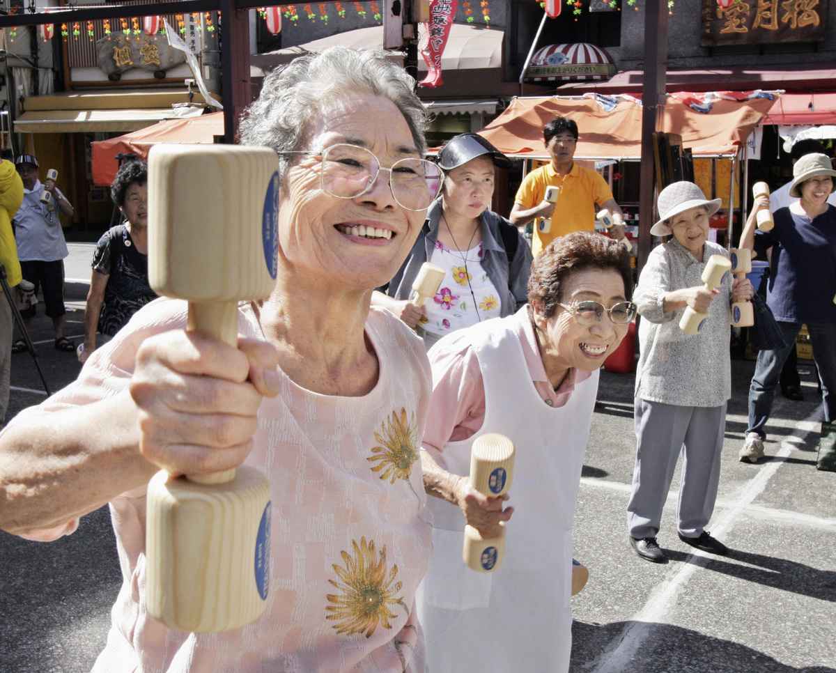 2007年9月17日，老年人在東京一座寺廟的場地上用木製啞鈴鍛鍊，以慶祝日本的敬老日。（Yoshikazu TSUNO/AFP）