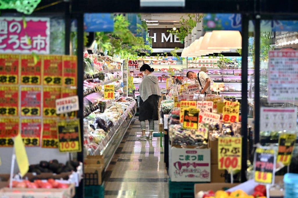 日本較早前公布消費者物價指數，5月份與去年同期相比錄得通脹2.5%，（CHARLY TRIBALLEAU / AFP）