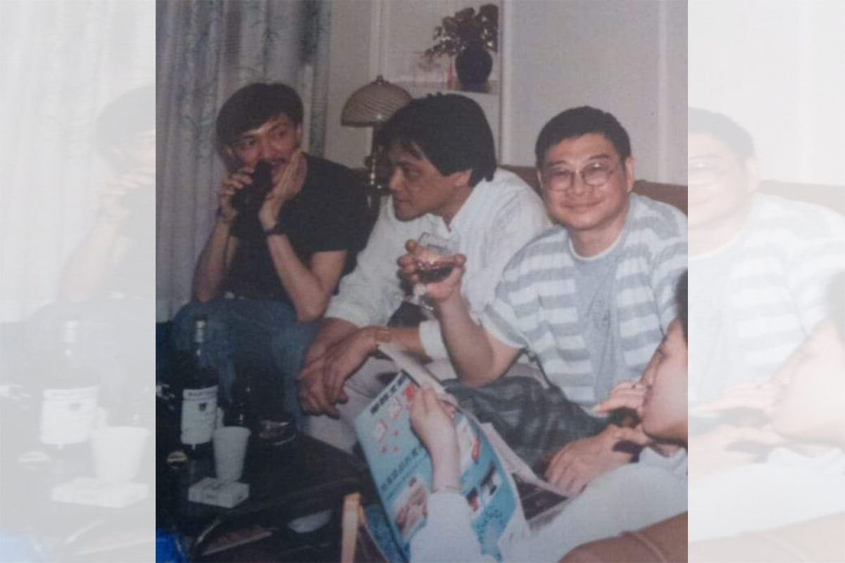 沈西城（左一）在社交平台貼出當年倪匡（左三）來家中作客的相。（沈西城Facebook）
