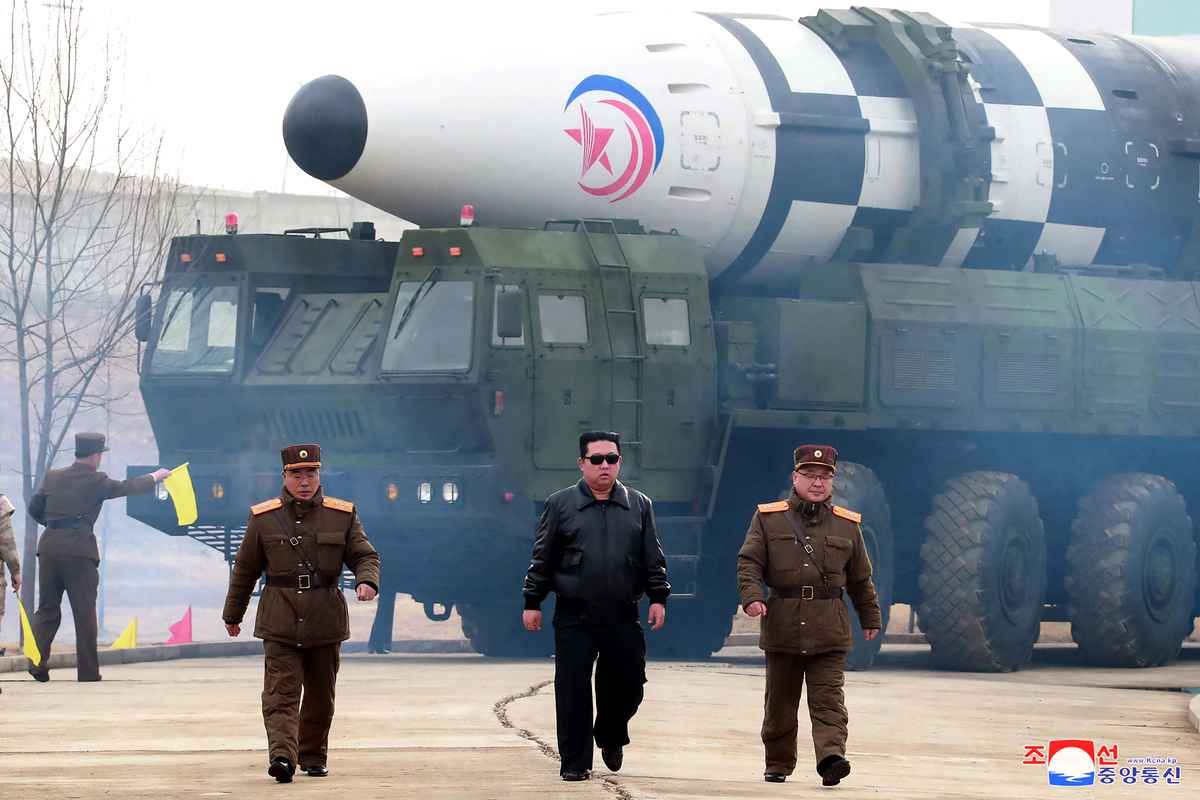 2022年3月25日，北韓官方媒體朝鮮中央通訊社 (KCNA) 發布的照片顯示，2022年3月24日，北韓領導人金正恩在一個導彈發射基地視察。金正恩背後運載的是新型洲際彈道導彈。（STR / KCNA VIA KNS / AFP）