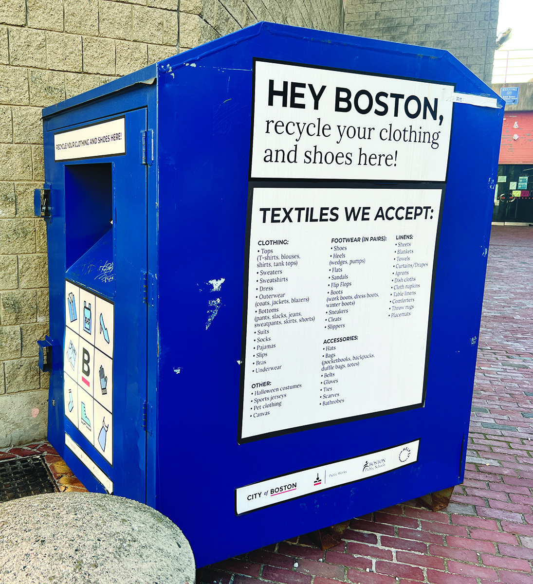 在波士頓，市政府設置了紡織品回收箱。