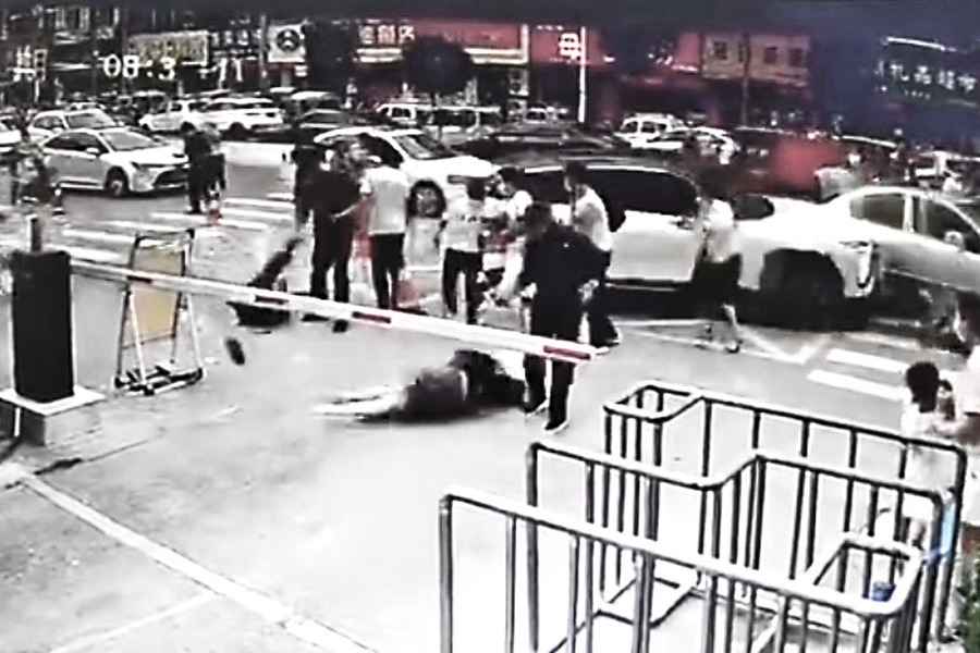 河南漯河醫院外 一蔚來汽車失控致1死5傷