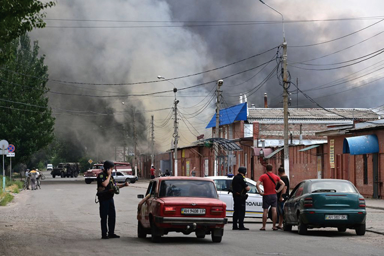 7月5日，在俄羅斯入侵烏克蘭之際，斯拉夫揚斯克中心市場出現煙霧，安全人員阻止了駕車者。（AFP）
