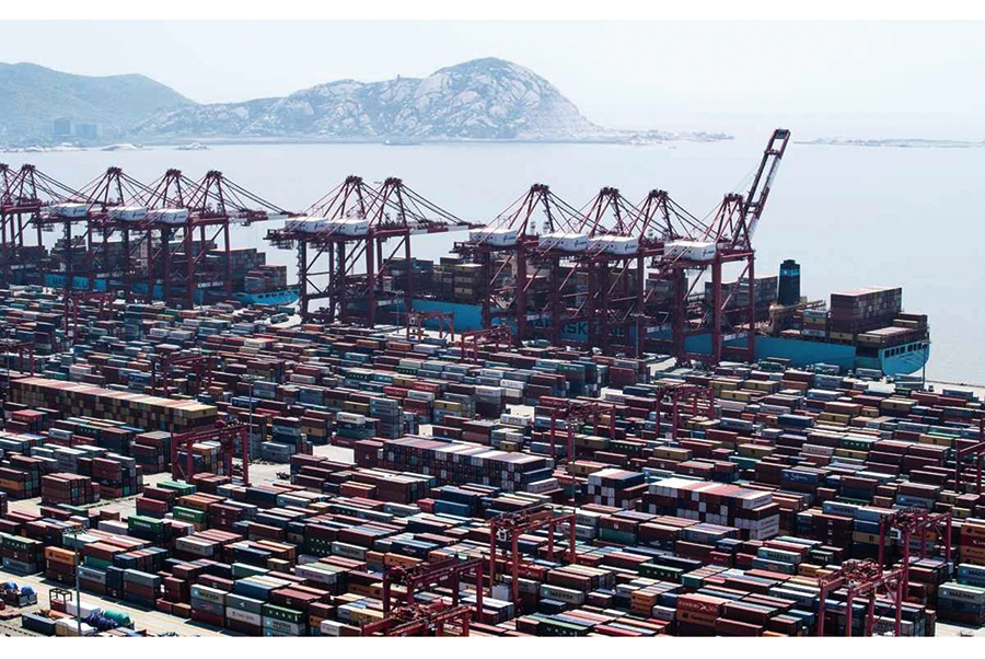 上海洋山深水港是全球貨櫃第一大港和全球最大自動化貨櫃碼頭。上海封城將進一步加劇全球供應鏈和通脹壓力。（Johannes Eisele/AFP）