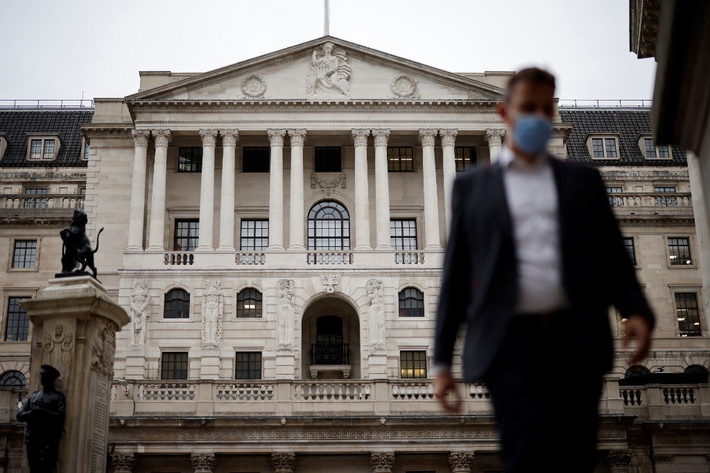 英國央行（英倫銀行）兩名官員分別表示，利率可能以更快的速度上升以抑制通脹，市場要為可能的進一步強力加息而作好準備。（Tolga Akmen / AFP）