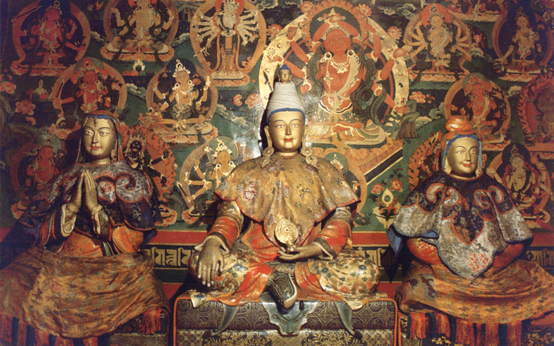 松贊干布（中）與唐朝文成公主（右）、赤尊公主（左）的塑像。（維基百科公共領域）