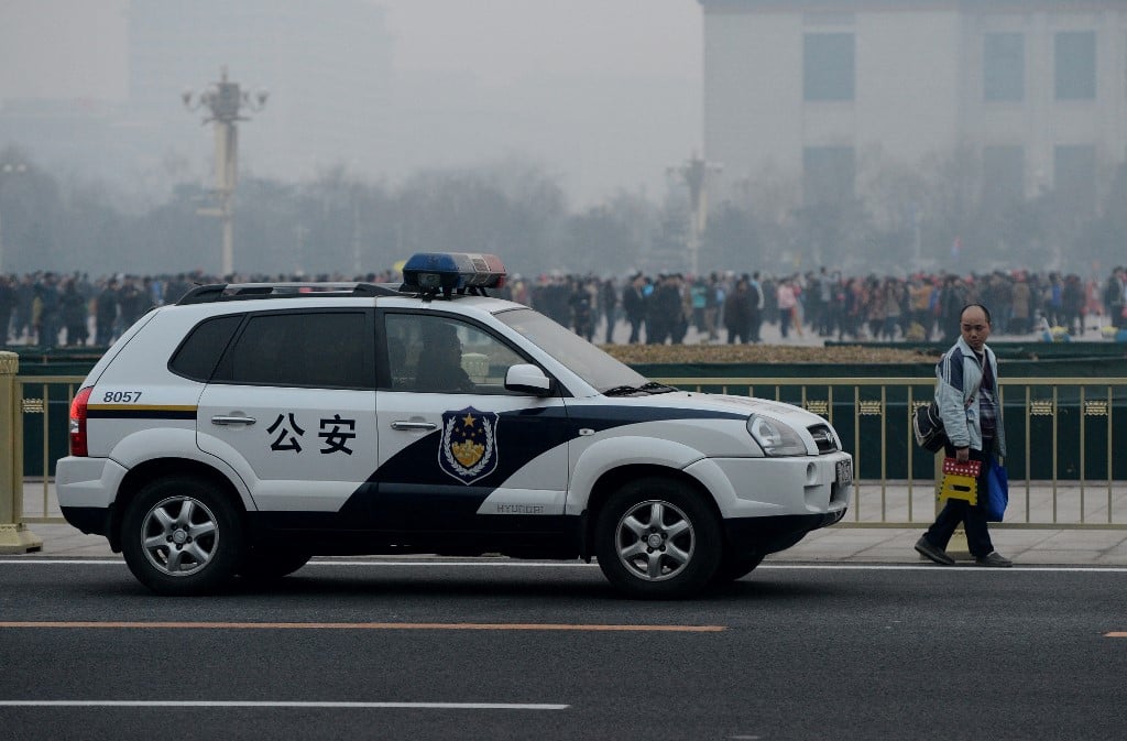 上任僅一個多月的中共河北公安廳廳長劉文璽於7月3日突然死亡，其死亡的時間和地點都高度敏感。圖為北京天安門廣場的一輛公安警車在跟隨一名男子。（MARK RALSTON / AFP）