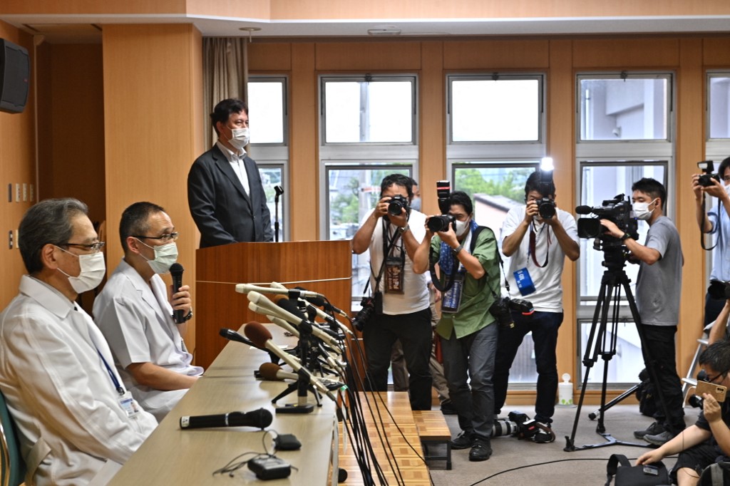 奈良縣立醫大醫院於日本時間今（8日）下午6時15分舉行記者會，院方稱，安倍晉三於下午5點03分去世，直接死因是嚴重失血。（Philip FONG / AFP）