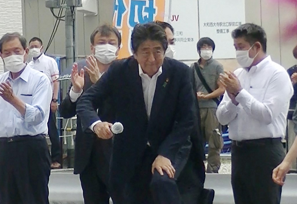 日本前首相安倍晉今（8日）三在奈良市演講時被刺殺。（AFP PHOTO / TOSHIHARU OTANI VIA JIJI PRESS）