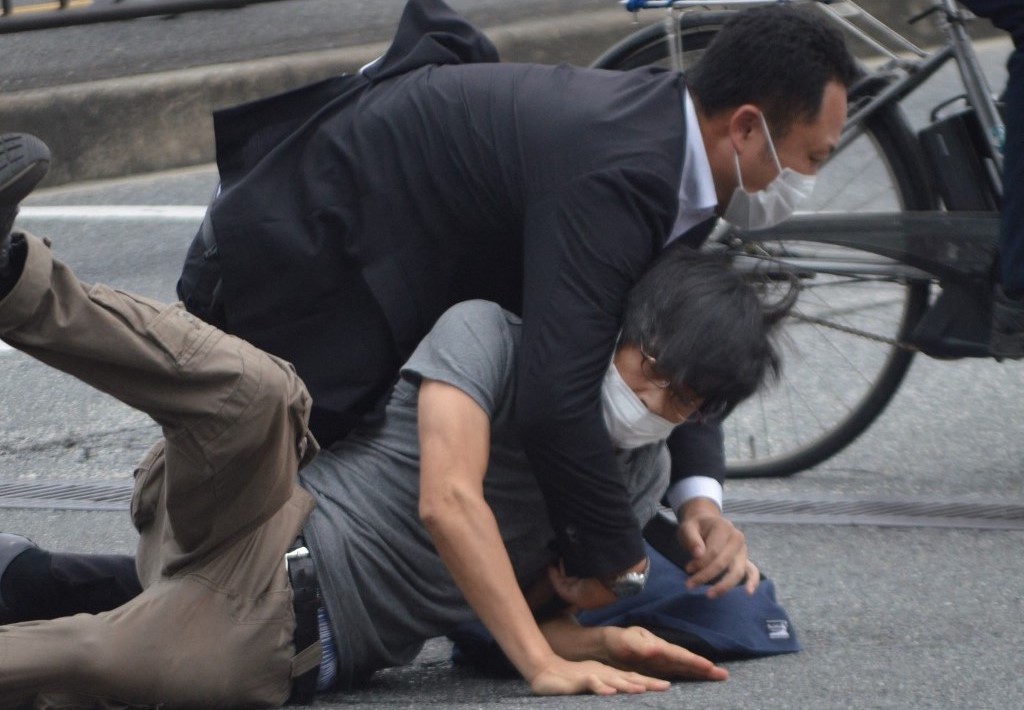 警方今（8日）表示，安倍槍擊案的疑犯是居住在奈良縣的山上徹也。據朝日新聞報道，兇嫌現年41歲。（STR / Yomiuri Shimbun / AFP）
