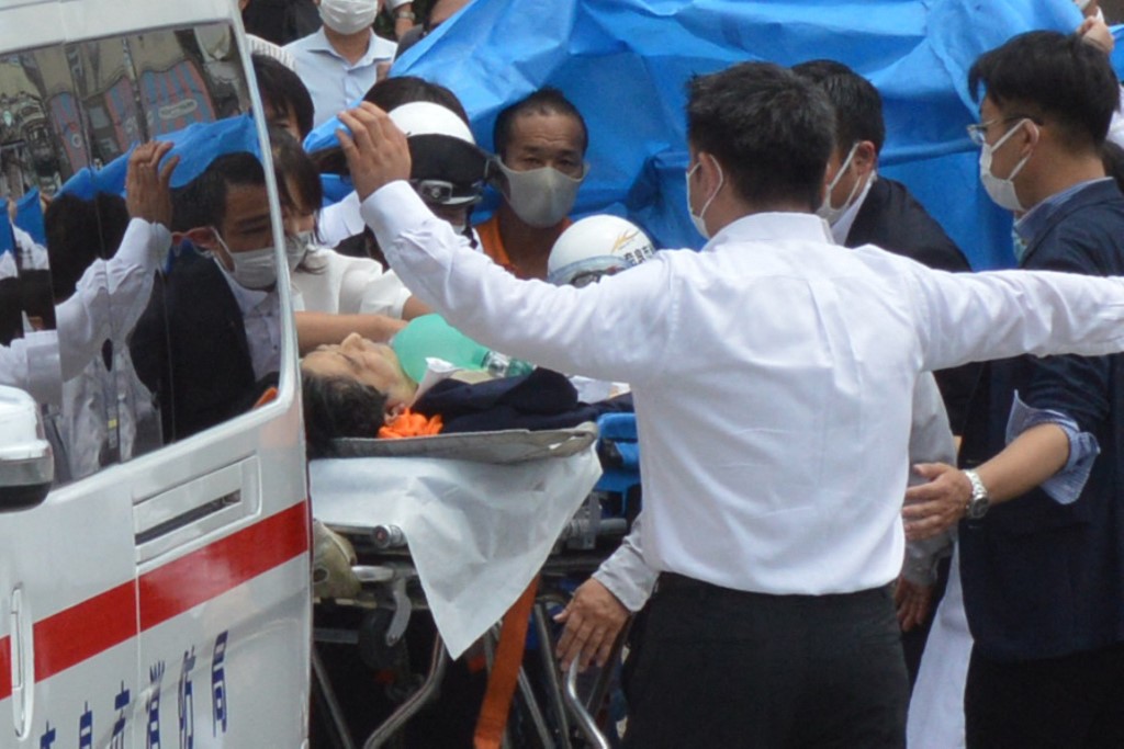 安倍被送到奈良縣立醫科大學醫院進行搶救。（STR / YOMIURI SHIMBUN / AFP）