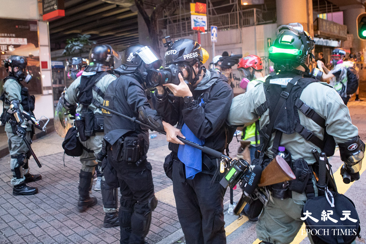 警方在處理反送中示威期間，經常對記者的正常採訪作出阻撓。（余鋼／大紀元）