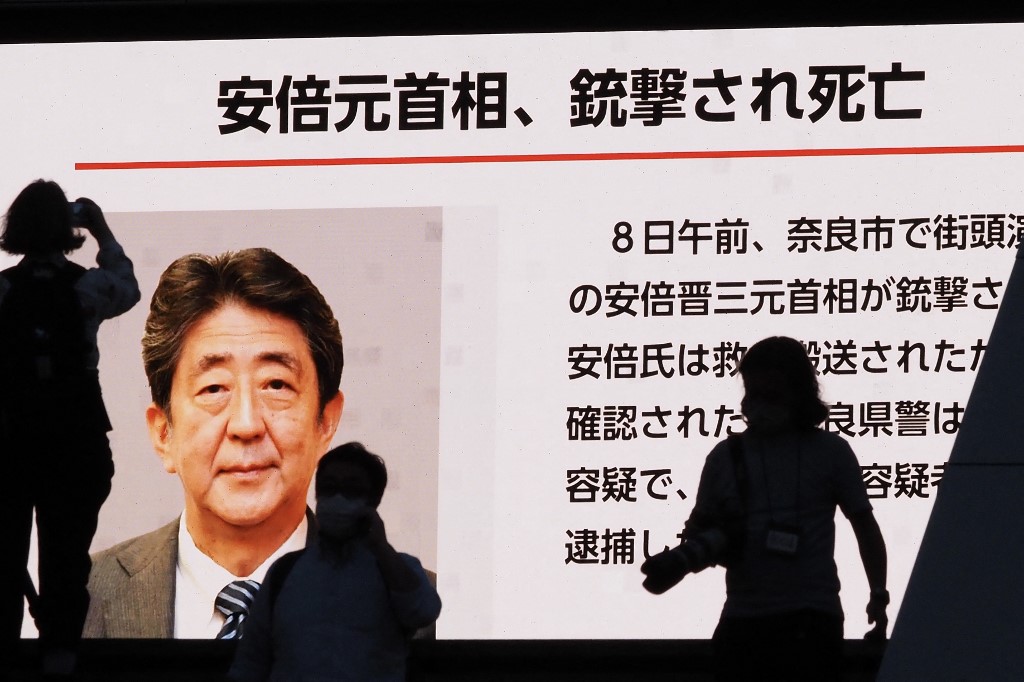 日本前首相安倍晉三於周五（8日）早上在奈良市演講期間中槍，送院搶救後不治，終年67歲。圖為東京秋葉原車站外的大型屏幕。（TOSHIFUMI KITAMURA / AFP）