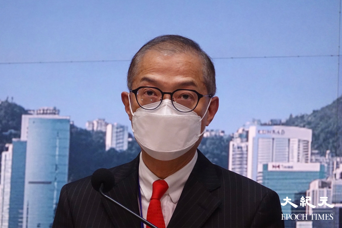 醫務衞生局局長盧寵茂今日首次出席疫情記者會，他表示暫時沒有可能與中國大陸和海外免檢疫通關。（余鋼／大紀元）
