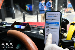  運輸署倡修例 限司機車內最多放2部手機、行車時禁止觸碰手機