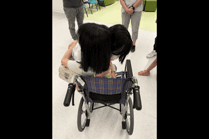 接種疫苗後心肌炎奕彤終可回家 雙腳神經需時復原暫以輪椅代步