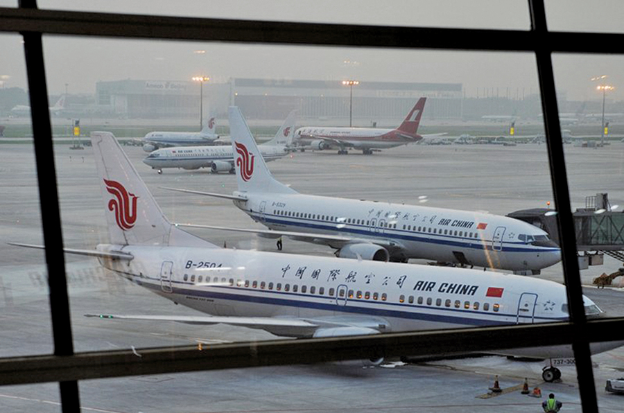 中共民航局局長近日在一次會議上披露，疫情以來，中國民航業累計虧損近3,000億元，另有12家航空公司陷入「資不抵債」的困境。（MARK RALSTON/AFP/Getty Images）