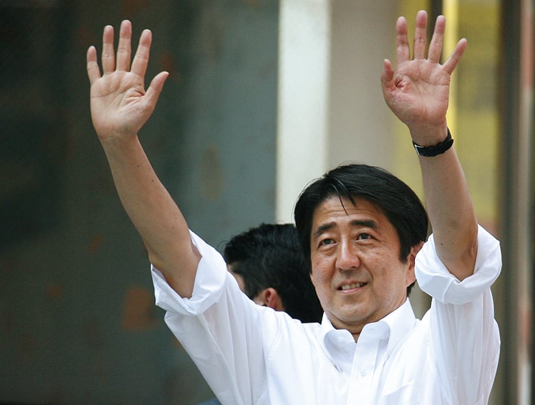 前日本首相安倍晉三2022年7月8日遇刺身亡。其對東亞地區民主及安全的貢獻，受到台灣民眾追思感念。圖為2007年7月28日，安倍於東京參加競選集會時揮手致意。（Tomohiro Ohsumi/Bloomberg via Getty Images）
