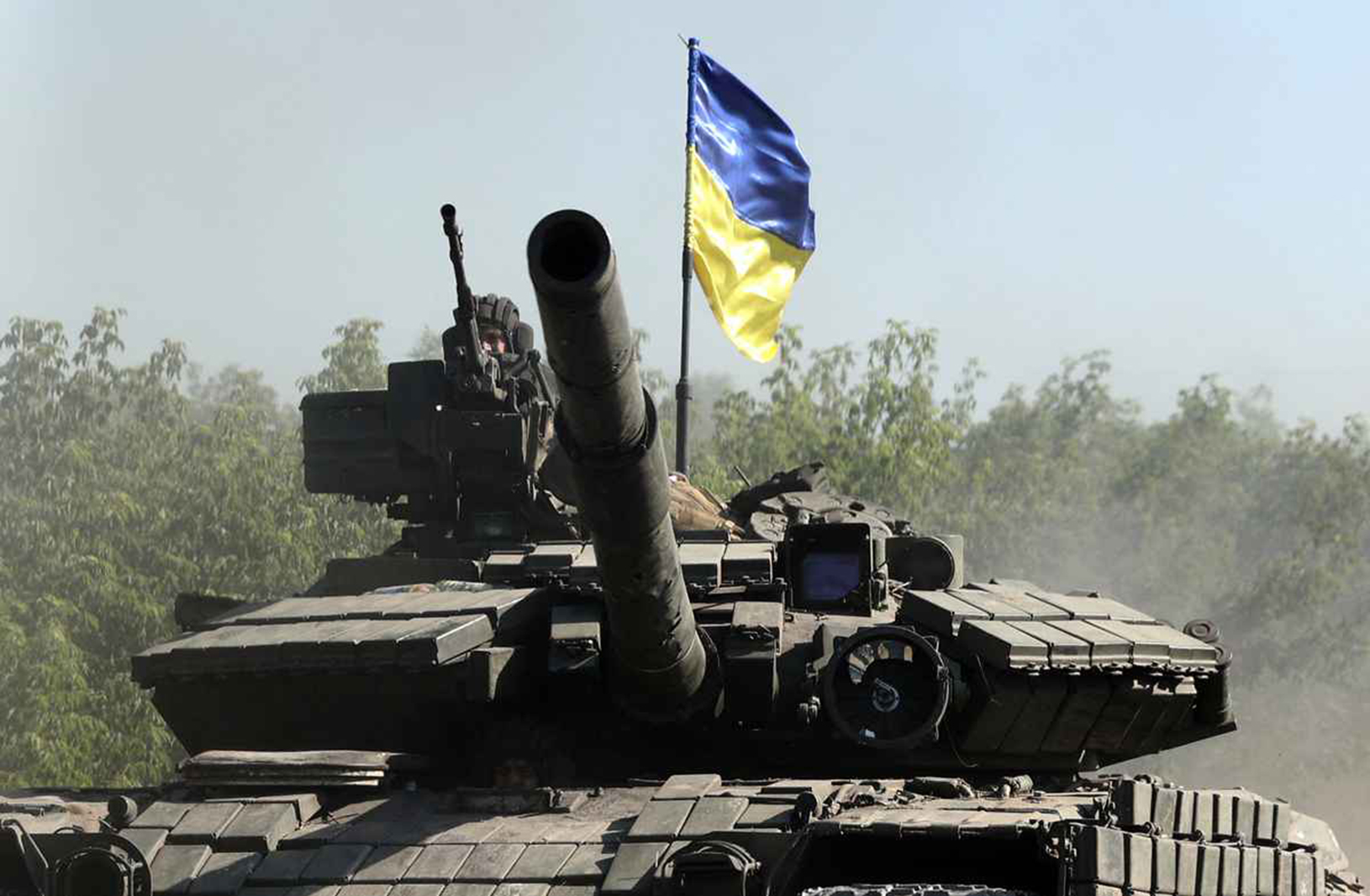2022年6月21日，一輛插著烏克蘭國旗的坦克行進在烏克蘭東部地區頓巴斯的一條道路上。（Anatolii Stepanov/AFP）