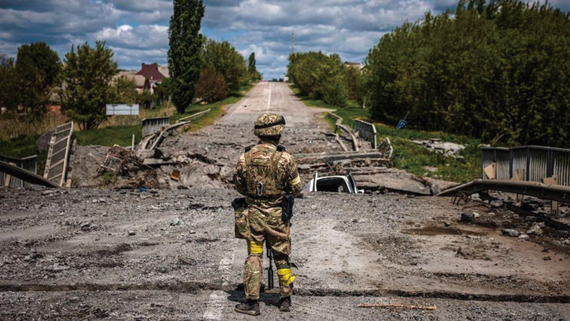 圖為2022年5月16日，Kraken烏克蘭特種部隊的一名士兵在哈爾科夫以北Rus'ka Lozova村附近道路上一座被毀的橋樑上觀察該地區。（DIMITAR DILKOFF/AFP via Getty Images）