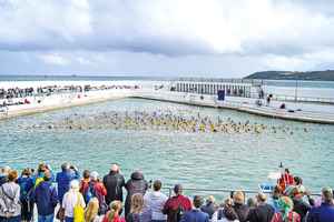 英國多人同步游泳 挑戰健力士紀錄