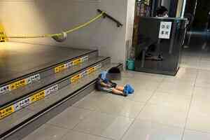 男童獨坐地上玩手機 惹質疑涉疏忽照顧