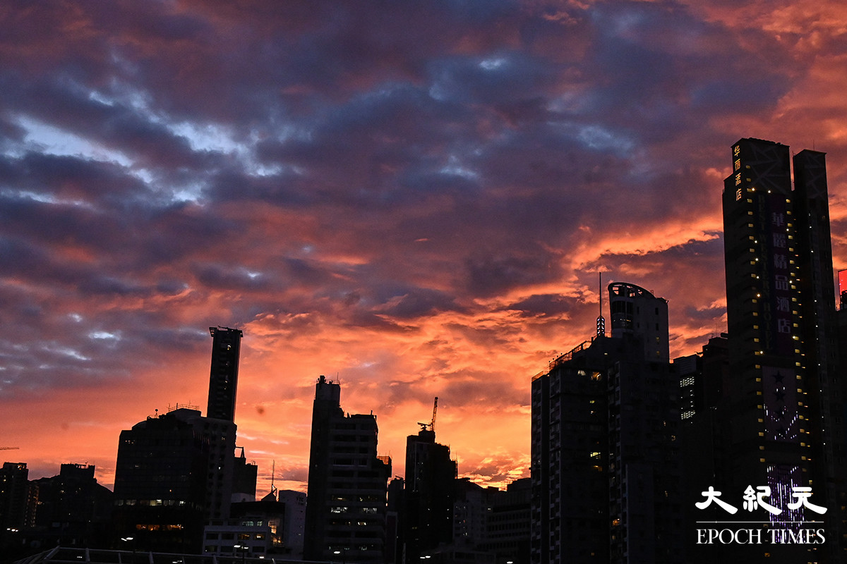 昨日（14日）傍晚香港多區出現「紅霞漫天」、「火燒天」的奇景。（郭威利／大紀元）