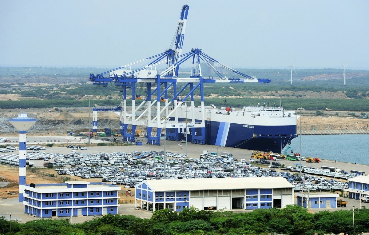 使用中共貸款建設的斯里蘭卡漢班托塔港，自投入營運後船隻往來很少，並未給斯里蘭卡帶來收益，最終在2017年被租給中共99年以抵債。圖為漢班托塔港。（Lakruwan Wanniarachchi/AFP/Getty Images）