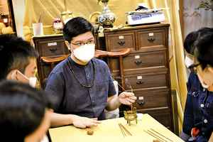 手製香可以抗抑鬱 90後香藝師開舖 傳承「香港製造」