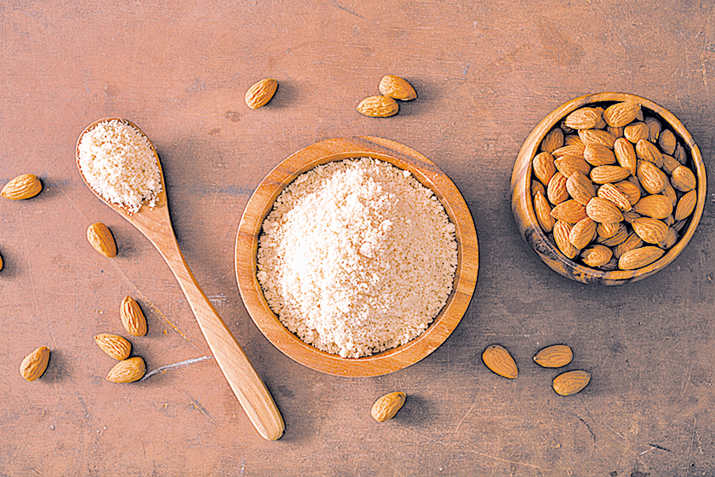 在生酮甜點的原料中，杏仁粉常用來代替麵粉。(圖／Shutterstock)