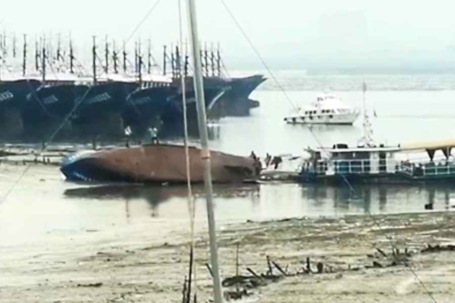 浙江奉化漁船遇11級大風翻側 致7人死