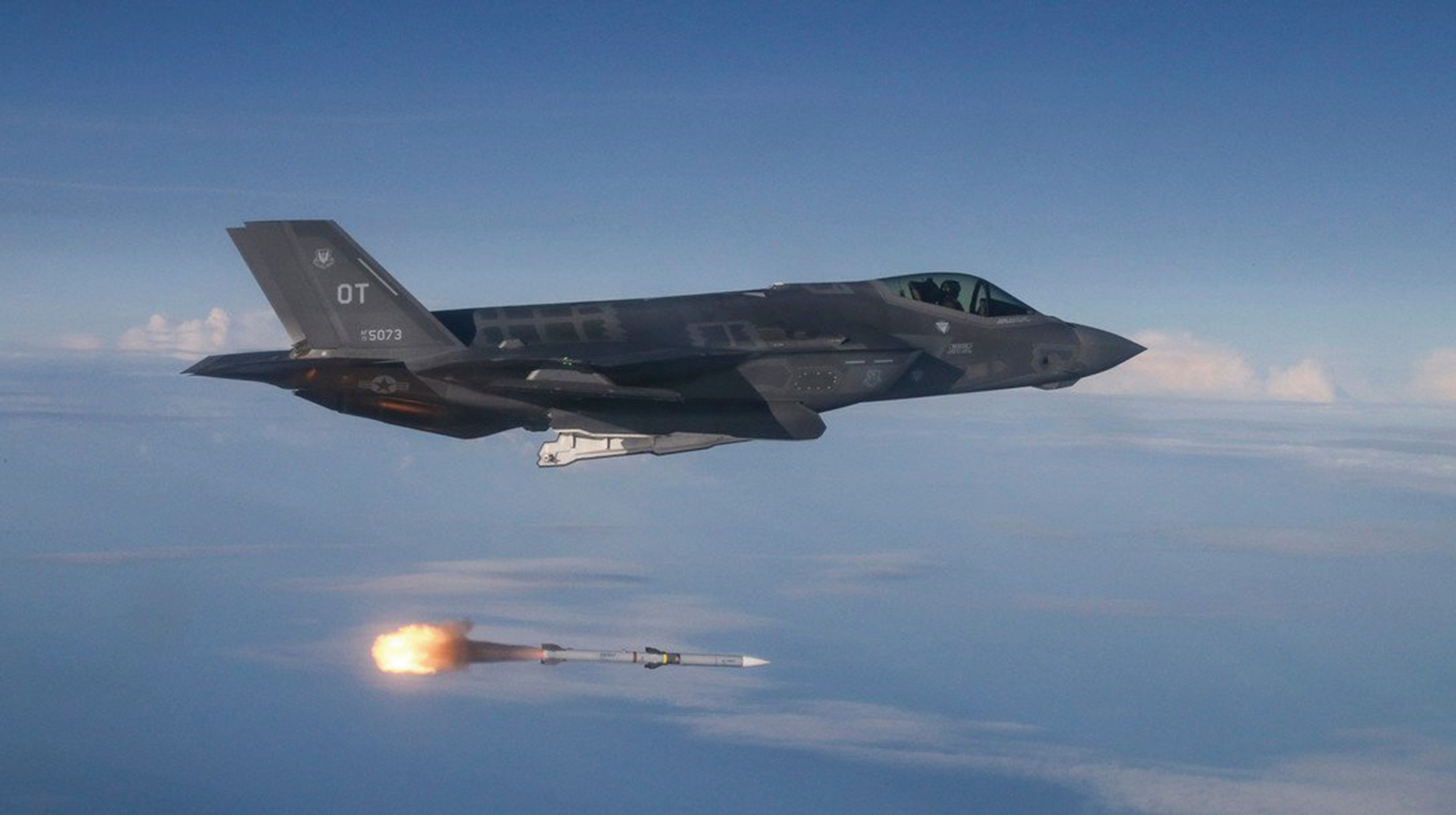 2018年6月12日，美國空軍一架F-35A戰機在墨西哥灣上空對QF-16靶機發射AIM-9響尾蛇導彈。（Michael Jackson/U.S. Air Force）