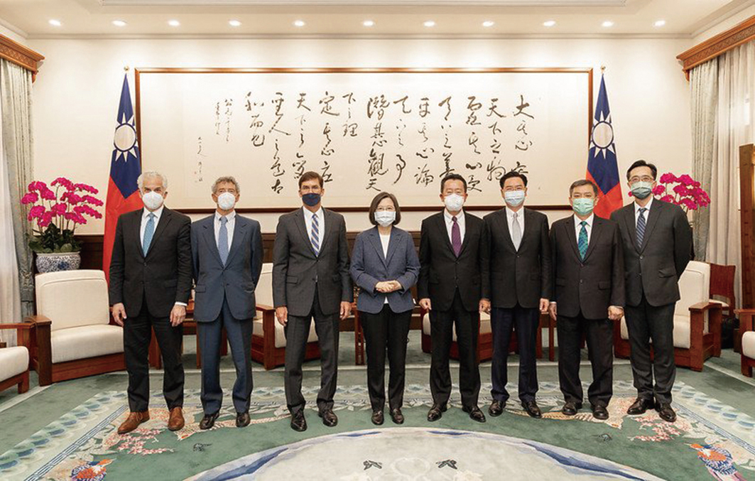 美國前國防部部長埃斯珀（左3）率領的「大西洋理事會」訪問團來台，2022年7月19日前往台灣拜會總統蔡英文（左4）。（總統府提供）