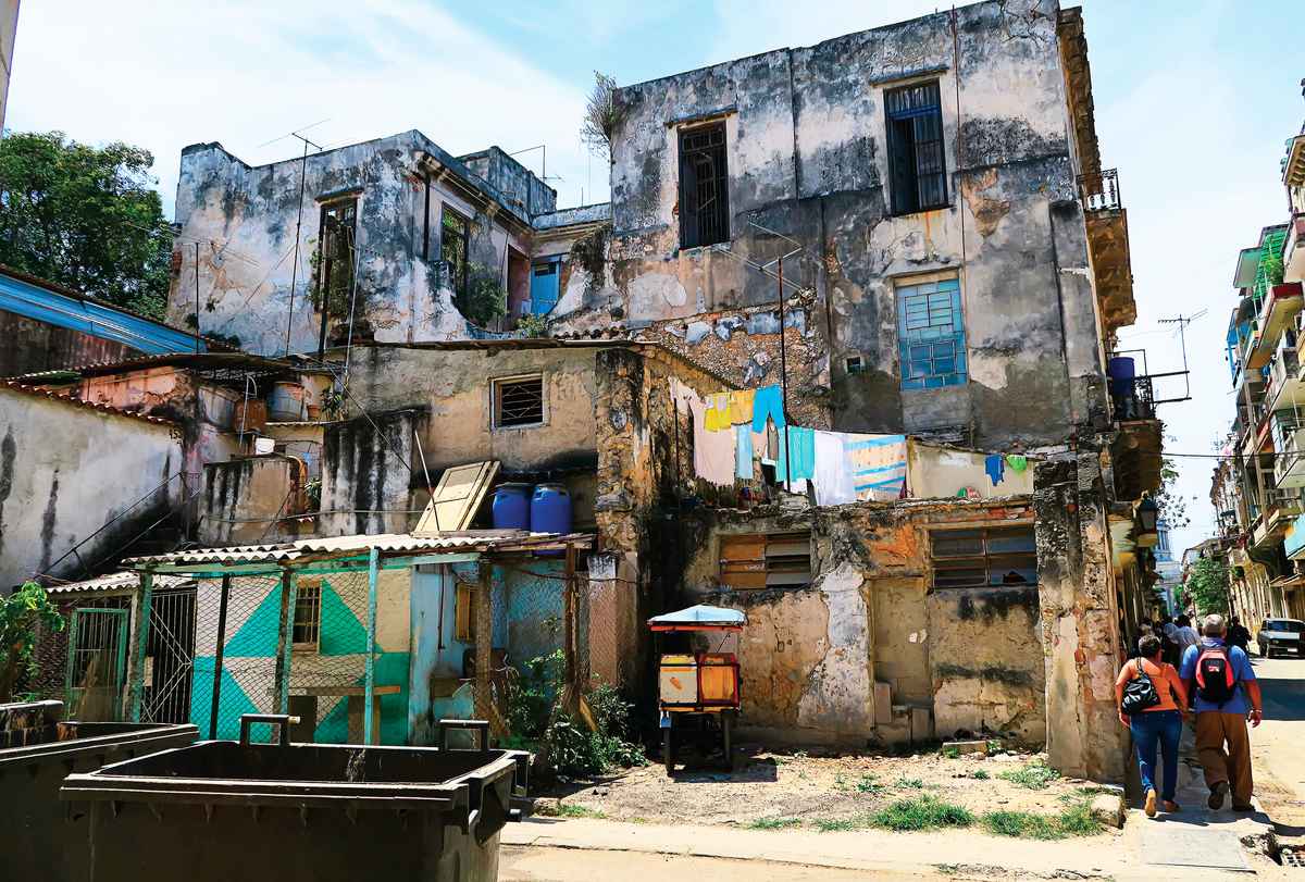 一連串的折騰之後，古巴從拉美最富裕國家變成了窮國。圖為夏灣拿的一個貧困街區。（Stutterstock）