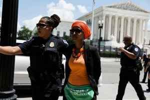 參加墮胎權抗議 美17名民主黨眾議員被捕