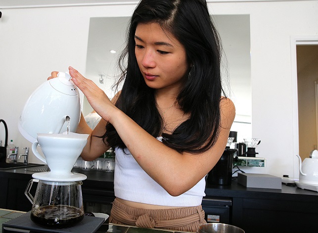 研究顯示，喝咖啡的人死亡和痛風的發病風險都較低。圖為：贏得法國釀酒師杯的Charity Cheung在她與夥伴經營的咖啡店準備咖啡。（FRANCOIS NASCIMBENI / AFP）
