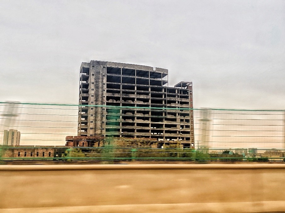 2020年廣州市廣清高速旁的一棟爛尾建築（wikipedia）