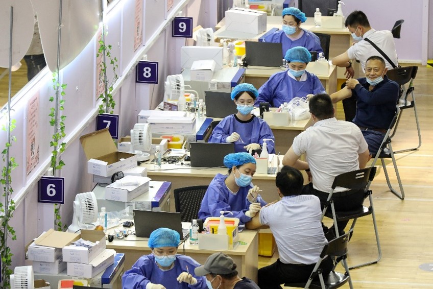 2021 年 3 月 30 日，中國山東省青島市一所大學的學生正在接種中國科興疫苗（STR/AFP via Getty Images)