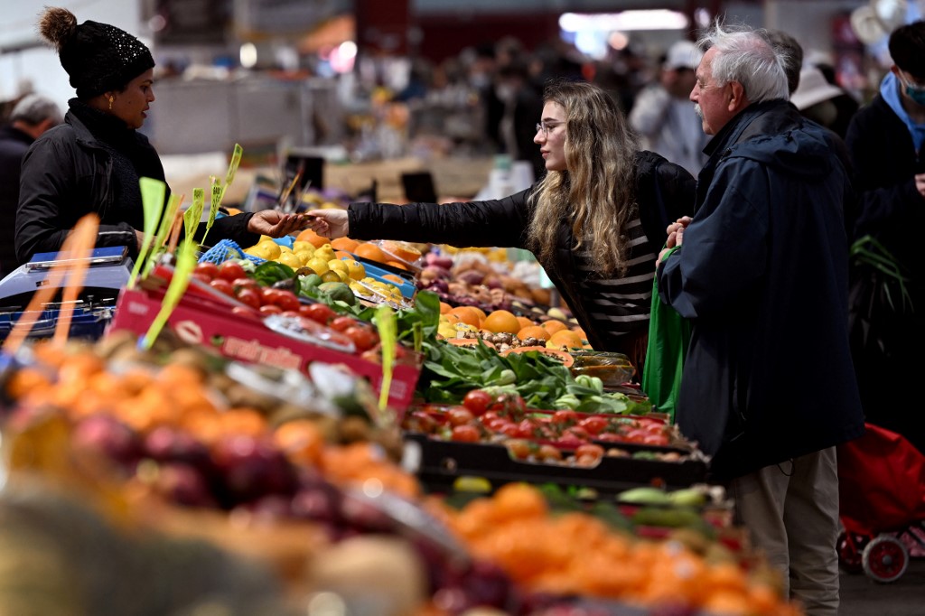 澳洲統計局最新發布的澳洲消費者價格指數（CPI）顯示，澳洲年通脹率增至6.1%。食品雜貨製造商最高機構警告說，消費者應為未來18個月的通脹做好準備。 （William WEST / AFP）