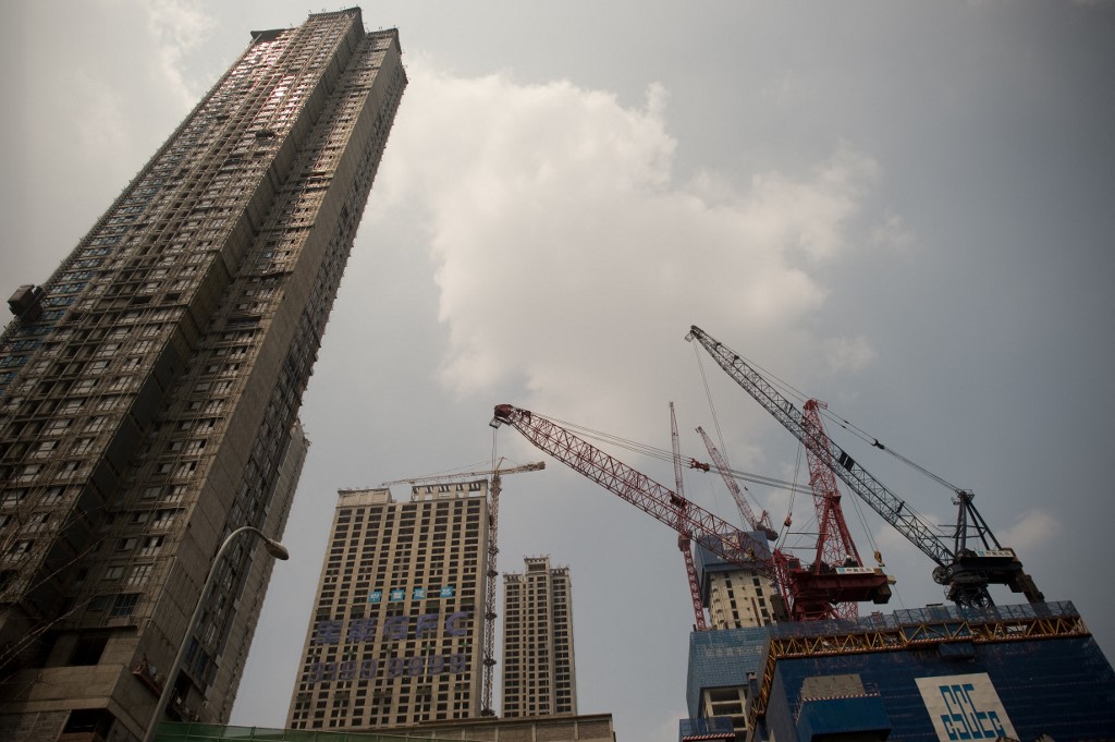 標普全球評級公司的最新估計，中國大陸今年的房地產銷售量將暴跌，跌幅將超過2008年金融危機期間水平。（NICOLAS ASFOURI／AFP）