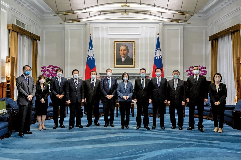 2022年7月28日，台灣總統蔡英文接見日本前防衛大臣石破茂、濱田靖一率領的「思考日本安全保障議員之會」訪台團並合影。（總統府提供）