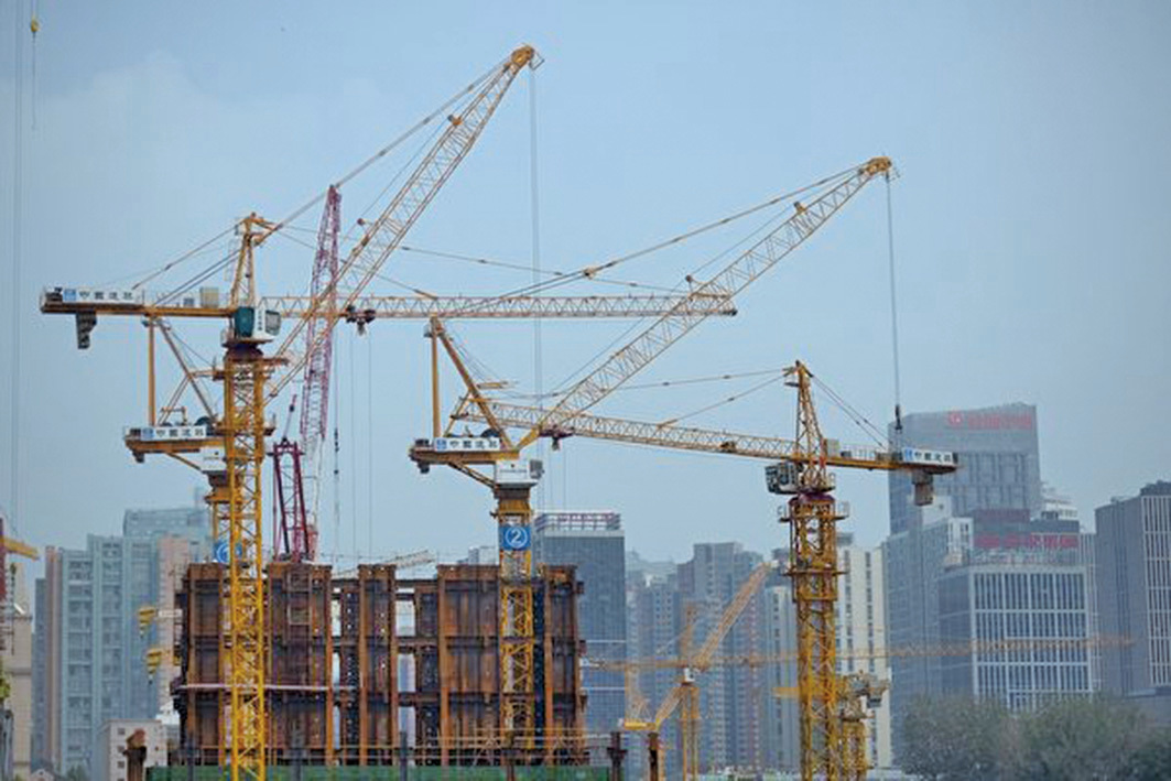 最近中國房地產投資增速、房企到位資金及新開工面積增速均出現回落。圖為北京一處建築工地。（WANG ZHAO/AFP/Getty Images）