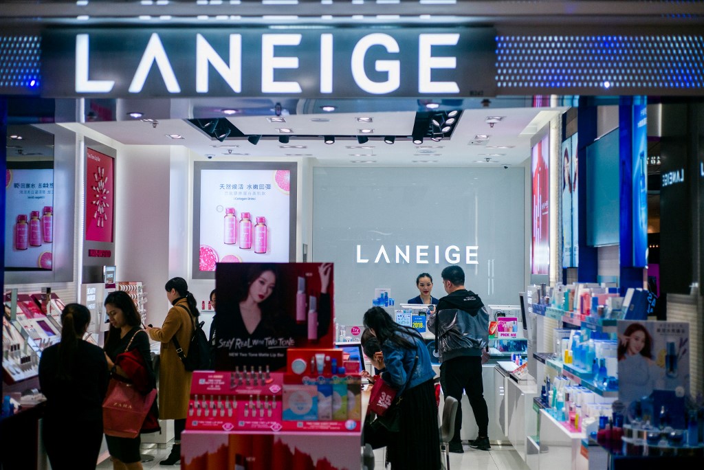 圖為2018年2月，顧客在南韓化妝品公司蘭芝香港分店瀏覽商品。（ANTHONY WALLACE / AFP）
