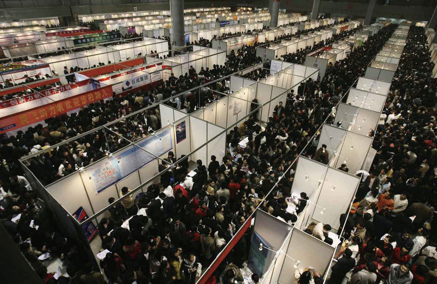 中共國的「摩擦性失業」，是一個偽命題，也是一顆煙幕彈。圖為中國重慶國際會展中心2007年3月的一個春季招工會。（China Photos/Getty Images）